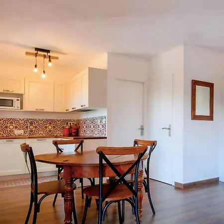 Studio For 2 With Balcony In Raphael Apartment *